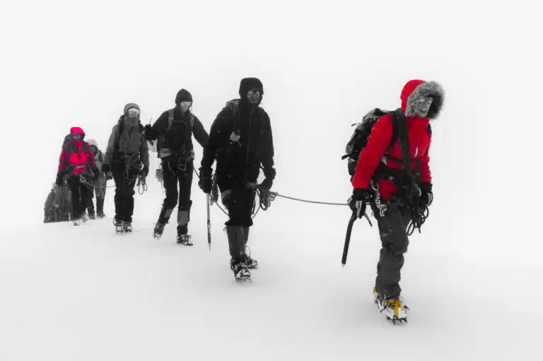 Alpinistes dans le brouillard